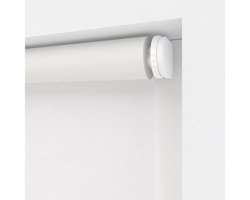 Detailní pohled na bílou, namontovanou roletu do okna