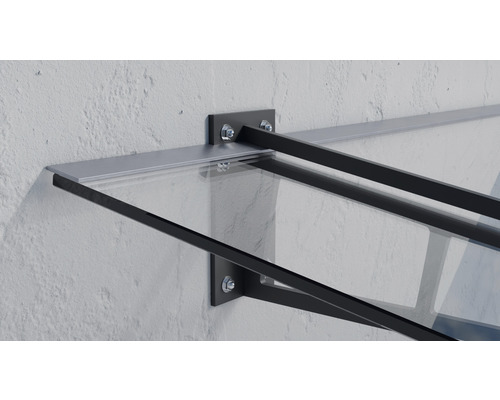 Stříška s ocelovými nosníky a skleněnou deskou namontovaná na stěně