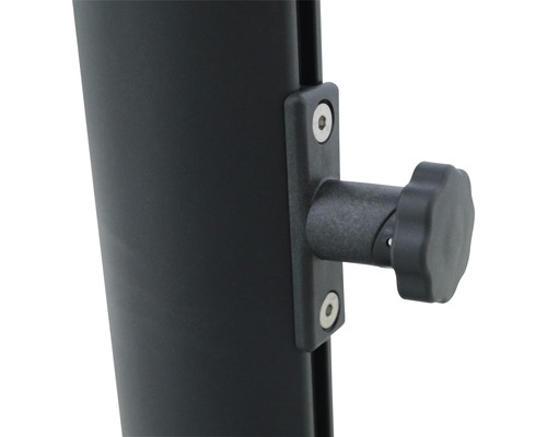 Detailní pohled na šroub na černém dílu