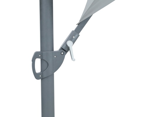 Detailní pohled na slunečník s klikovým mechanismem