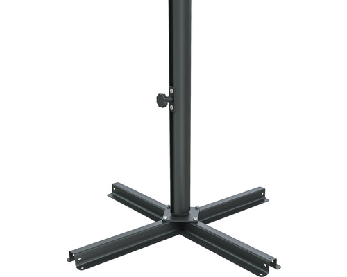 Kovový stojan na slunečník se čtyřnohou základnou a uzamykatelnou tyčí.