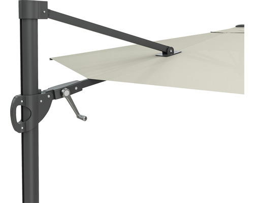 Detailní pohled na slunečník s mechanismem pro nastavení úhlu sklonu