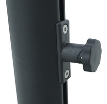 Detailní pohled na držák se šrouby a otočným knoflíkem