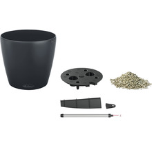 Komponenty květináče se zavlažovacím systémem, skládající se z květináče, vložky, substrátu, ukazatele hladiny vody a plnicí šachty