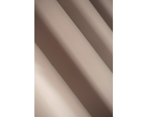 Detail látkové záclony se záhyby