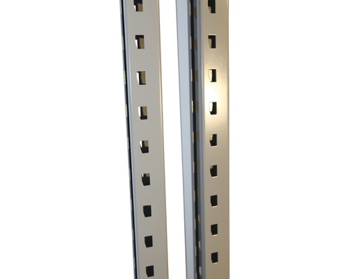 Detailní pohled na dva žebříky regálu s čtvercovými otvory