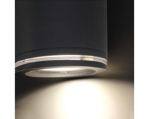 Detail černé nástěnné lampy