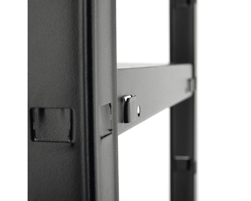 Detail kovového regálu se zaklapávacím mechanismem