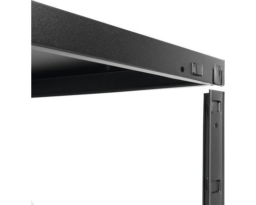 Detail kovového regálu se zásuvným systémem