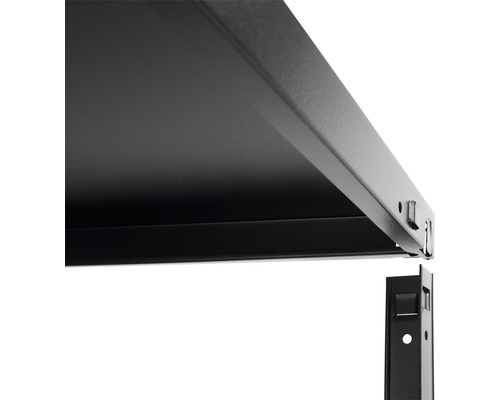 Detailní pohled na regál s kovovými prvky pro montáž