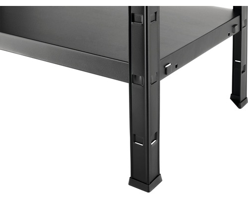 Detailní pohled na černý kovový regál, který ukazuje stabilitu a funkčnost