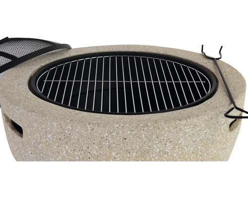 Kamenné ohniště s grilovacím roštem a pohrabáčem