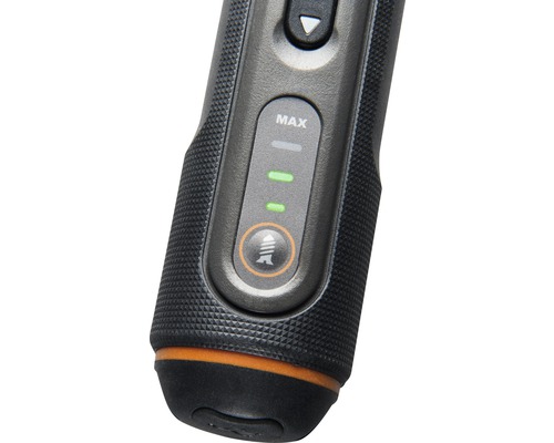 Detailní pohled na měřicí přístroj s indikací maximální hodnoty a symbolem pro měření hloubky.