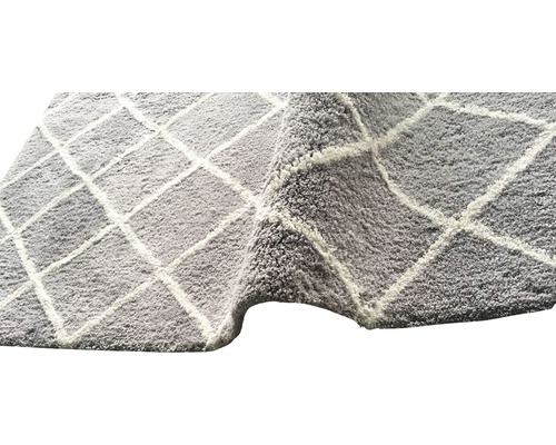 Šedý koberec s kosočtvercovým vzorem