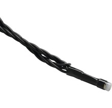 Detailní záběr černého elektrického kabelu s LED lampou