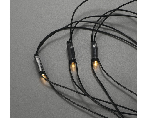 Detail LED světel na černém kabelu