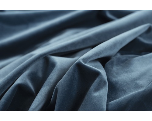 Detail modré sametové látky se záhyby