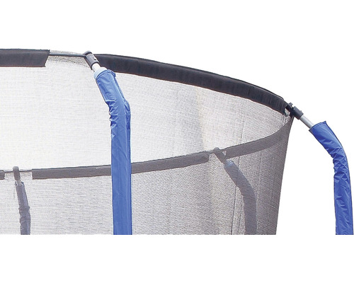 Detail trampolíny s ochrannou sítí a polstrovanými tyčemi