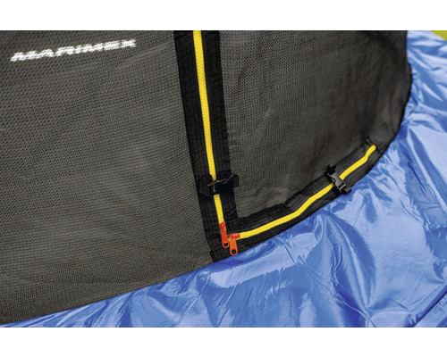 Detailní záběr ochranné sítě trampolíny se zipem