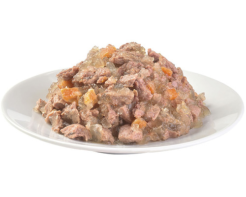 Krmivo pro kočky s masem a mrkví na talíři