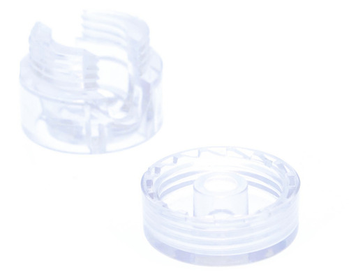 Dva průhledné plastové uzávěry