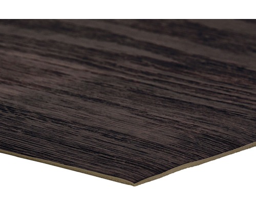 Detailní pohled na vinylovou podlahovou desku s dřevěným vzhledem.