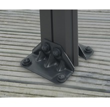 Detail uchycení sloupku na dřevěné podlaze
