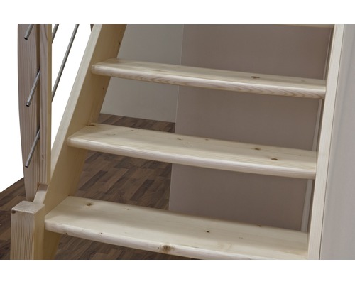 Detail dřevěného schodiště s kovovými sloupky zábradlí