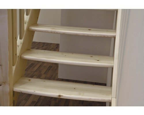 Detailní pohled na dřevěné schodiště se stupni