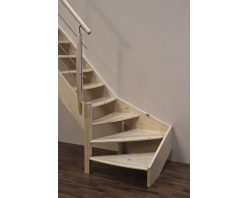 Dřevěné schodiště se zábradlím