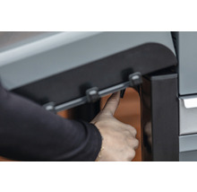 Detail kamen s rukou ovládající páku