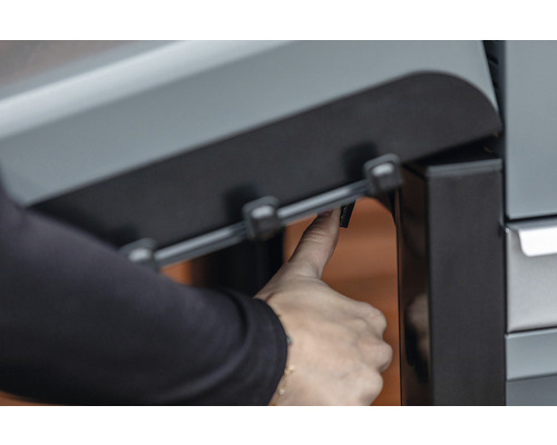 Detail kamen s rukou ovládající páku