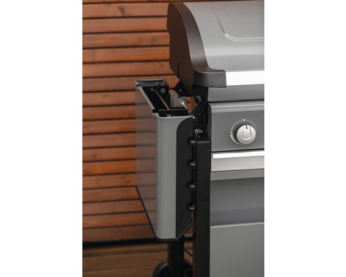 Detailní pohled na šedý plynový gril s bočním stolem