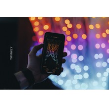 Ruka drží smartphone s aplikací Twinkly před světly