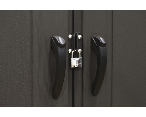 Detail dveří kůlny na nářadí s madly a visacím zámkem