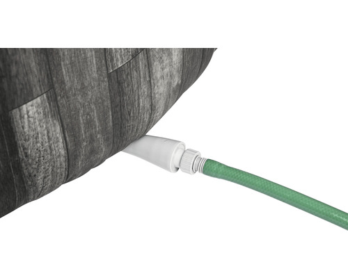 Zahradní hadice připojená k IBC kontejneru