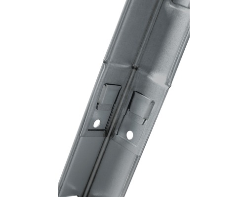 Detail kovové lišty s otvory