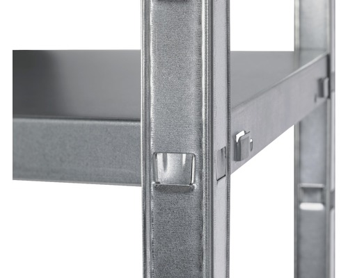 Detail kovového regálu s policemi