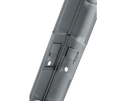 Detail kovového regálového rámu s otvory pro upevnění