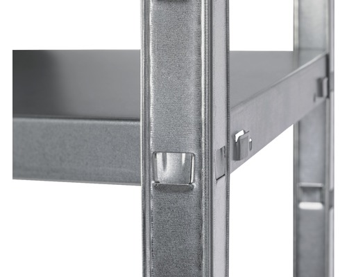 Detail kovového regálu s policemi