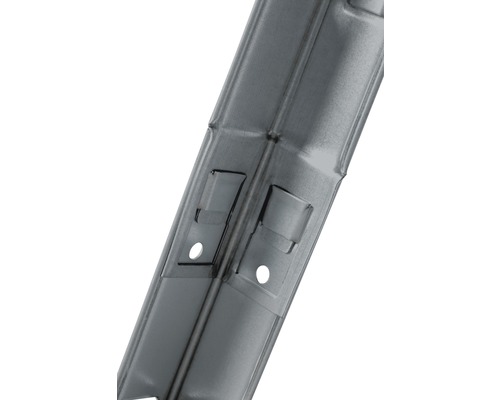 Detail kovového profilu s otvory