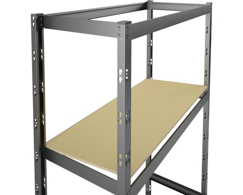 Detailní pohled na skladovací regál s kovovým rámem a jednou úrovní