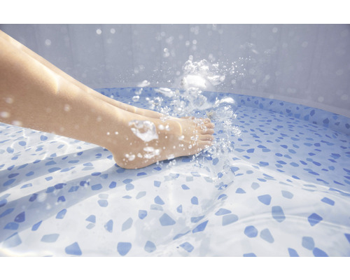 Nohy v bazénu s cákající vodou