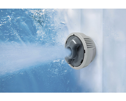 Pohled na trysku ve vířivce s proudem vody