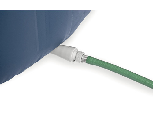 Detailní pohled na nádrž na vodu s připojenou zahradní hadicí