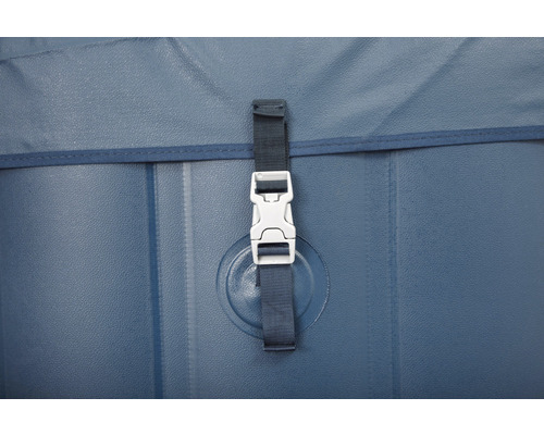 Detailní pohled na transportní kontejner s přezkou