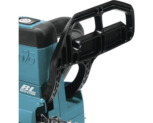 Detailní záběr řetězové pily s ochranou rukou