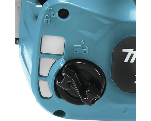 Detailní záběr motorové pily s víčkem olejové nádrže a ukazatelem hladiny