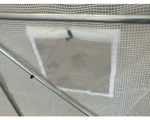 Detailní záběr skleníku s oknem