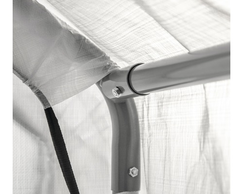 Detailní pohled na přístřešek s kovovým rámem a krycí plachtou